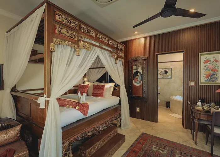 Manzelejepun & Pavilion فندق سانور